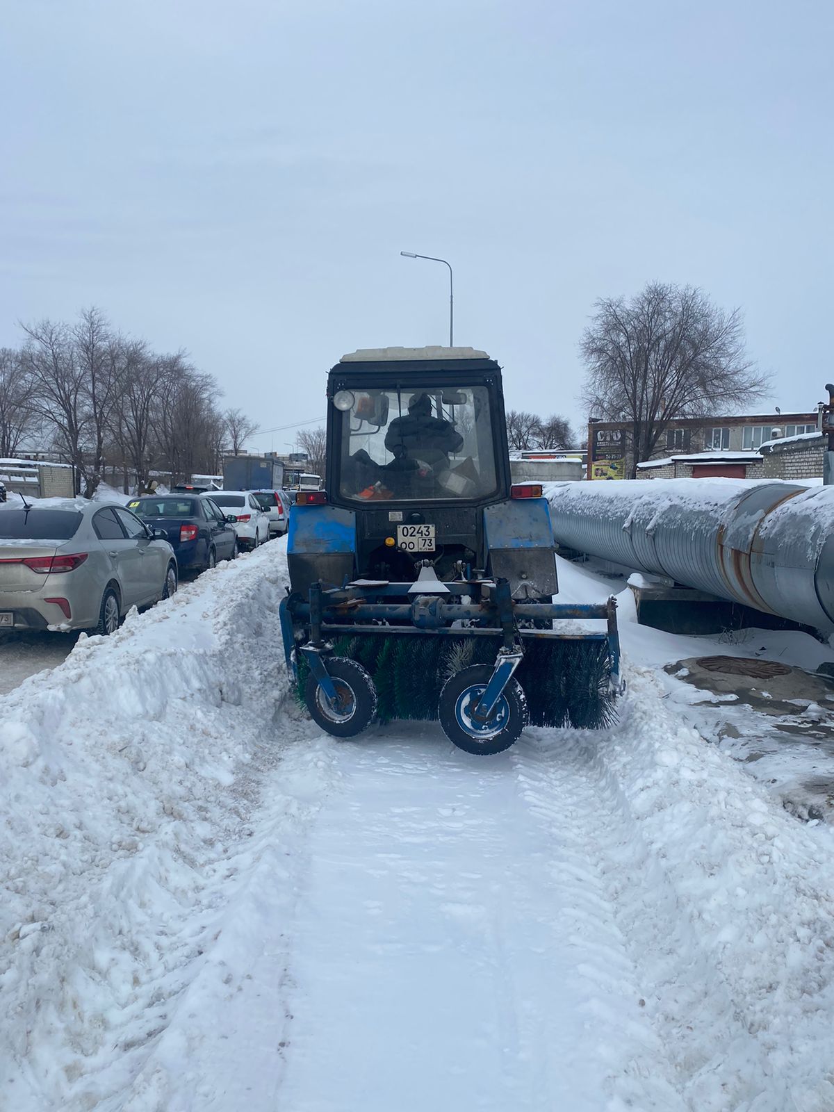 Ульяновские дорожники освобождают от снега частный сектор, пригород и остановки.