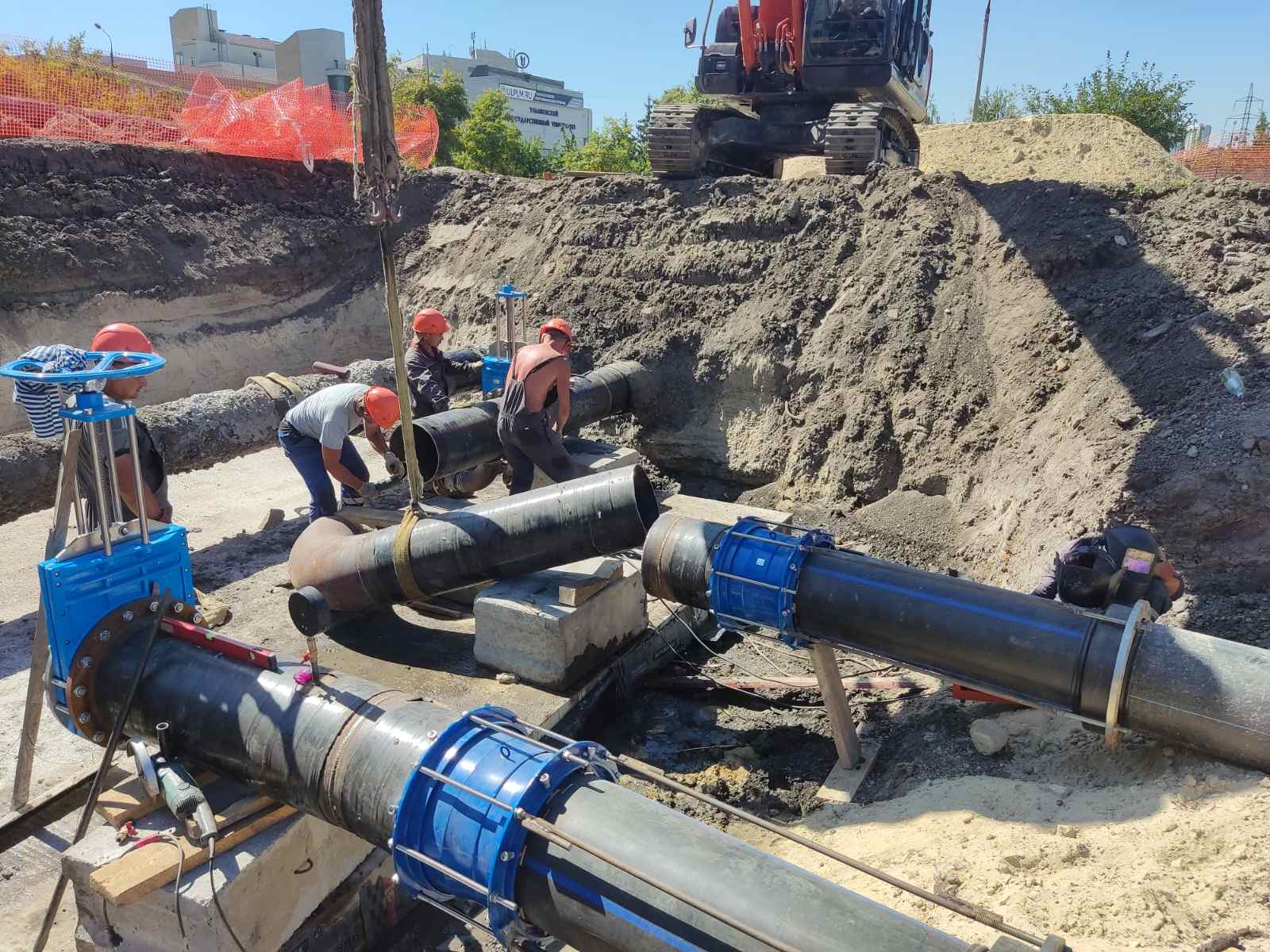 Новую ветку напорной канализации у моста по улице Минаева подключили к действующей сети.
