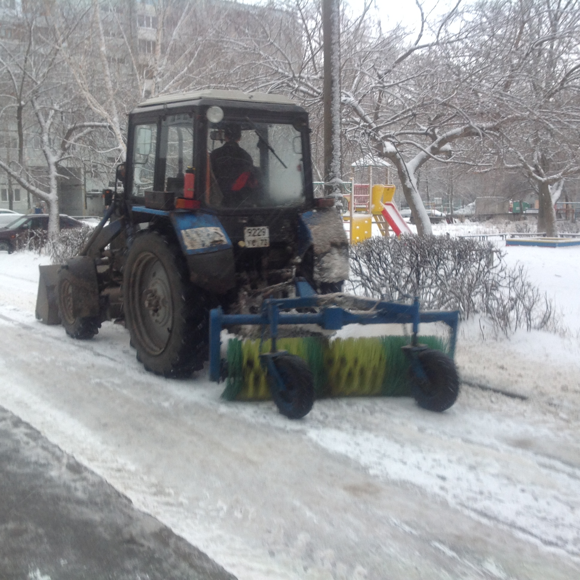 Управляющим компаниям Ульяновска выдано более 130 предостережений за неудовлетворительную очистку дворов.