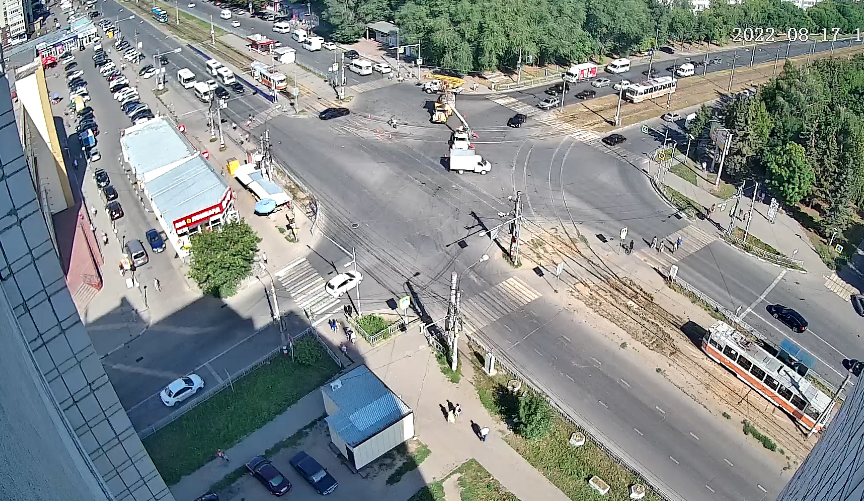 Последствия обрыва проводов на крупном перекрёстке Засвияжья устраняют дорожно-коммунальные службы Ульяновска.