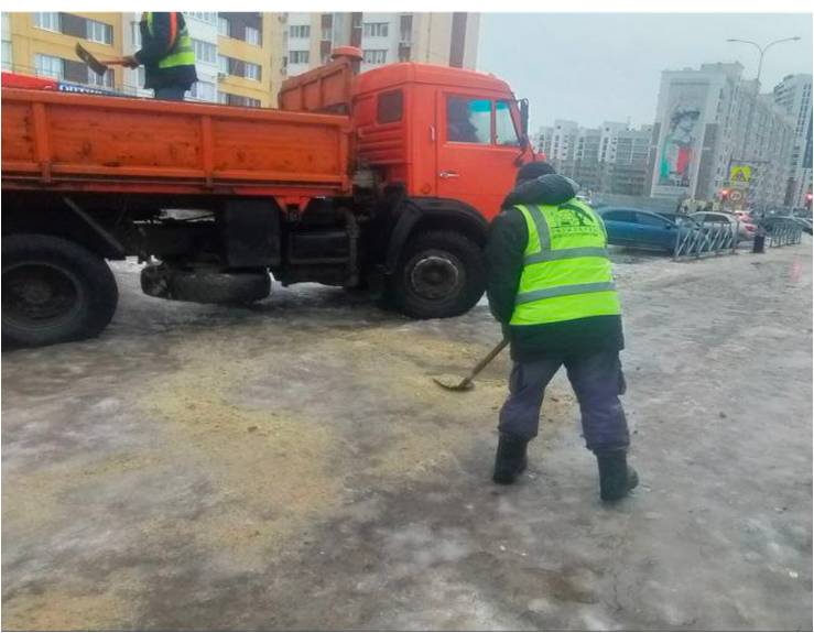 В Ульяновске продолжается устранение последствий гололедицы.