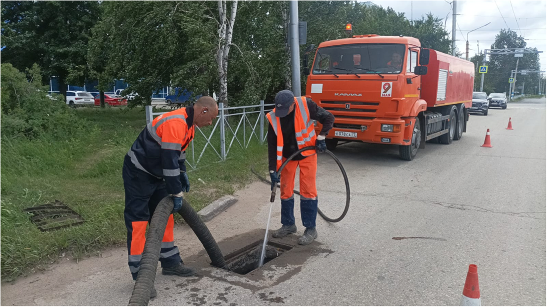 Ульяновские дорожники в минувшие сутки очищали ливнёвки и занимались покосом травы.