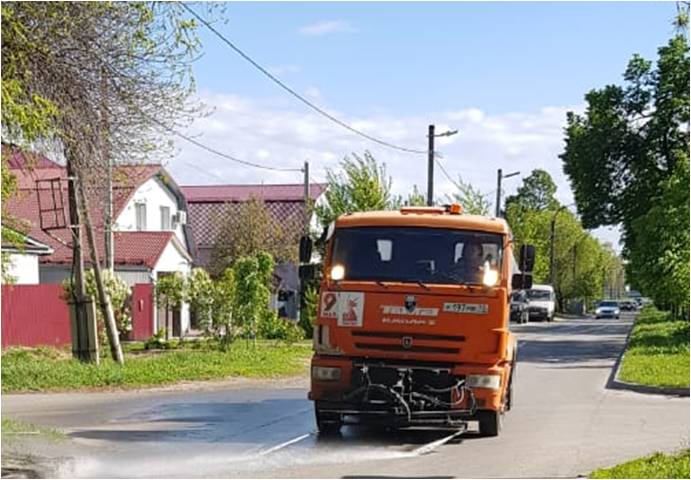 Ульяновские дорожники 20 мая чистили ливнёвки, мыли дороги, тротуары и заездные карманы.