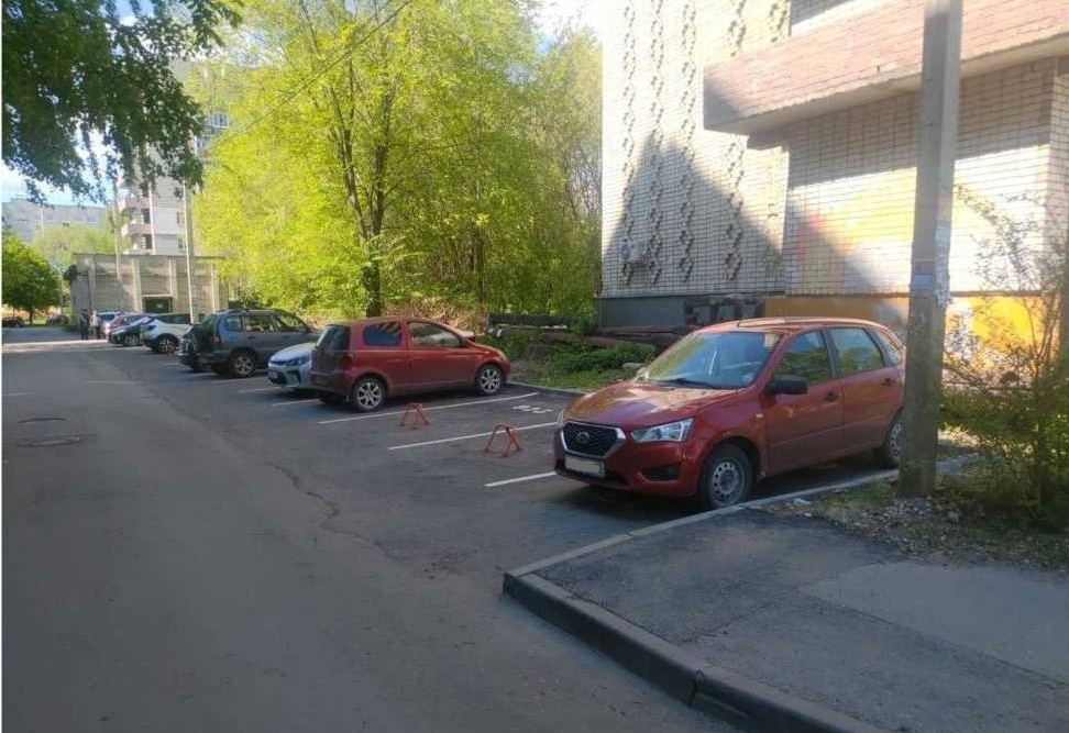 На улице Октябрьской в Ульяновске уберут самовольно установленные парковочные барьеры.