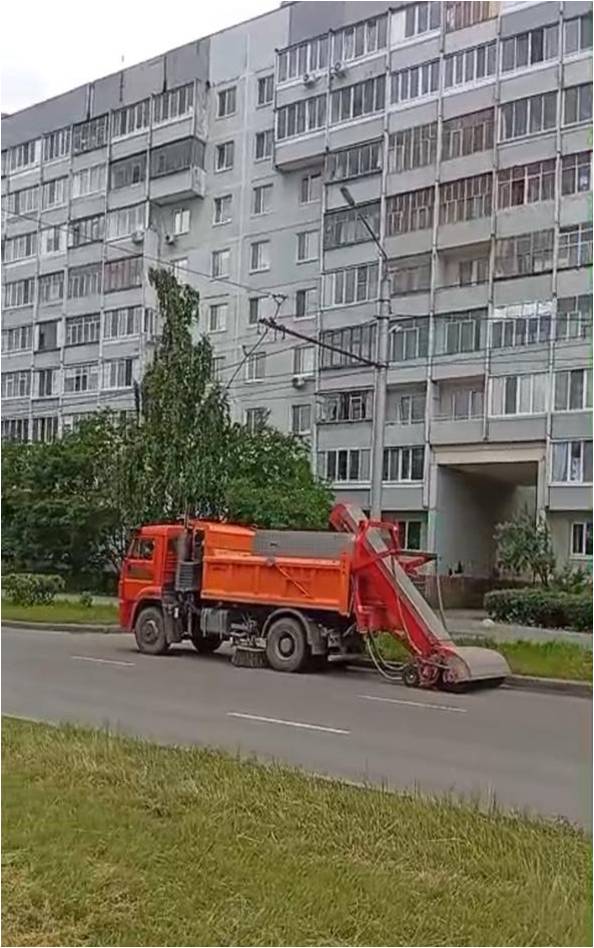 С улиц Железнодорожного и Заволжского районов за сутки вывезли 10 самосвалов смёта.