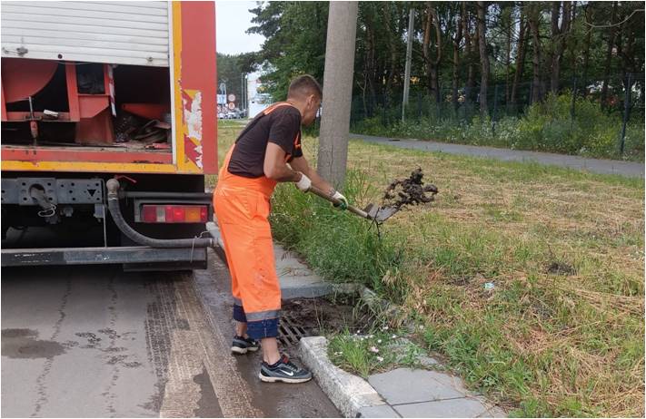 В Ульяновске городские службы чистят ливнёвки и вывозят смёт с дорог.