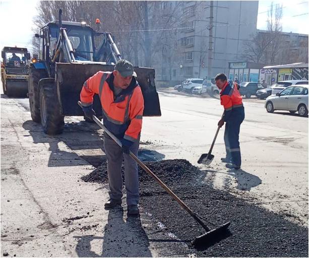 За сутки ульяновские дорожники отремонтировали 14 участков улиц.