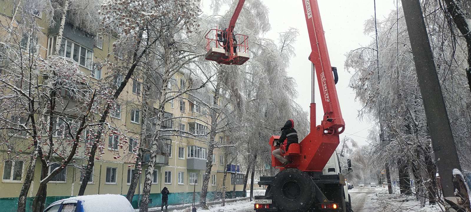 На севере Ульяновска проходит второй субботник по устранению последствий ледяного дождя.