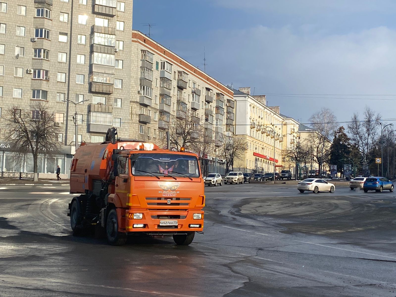 На улицы Ульяновска выведены автопылесосы.