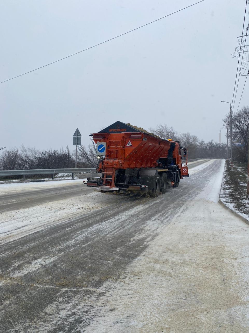 В Ульяновске приступили к зимней очистке дорог и тротуаров.