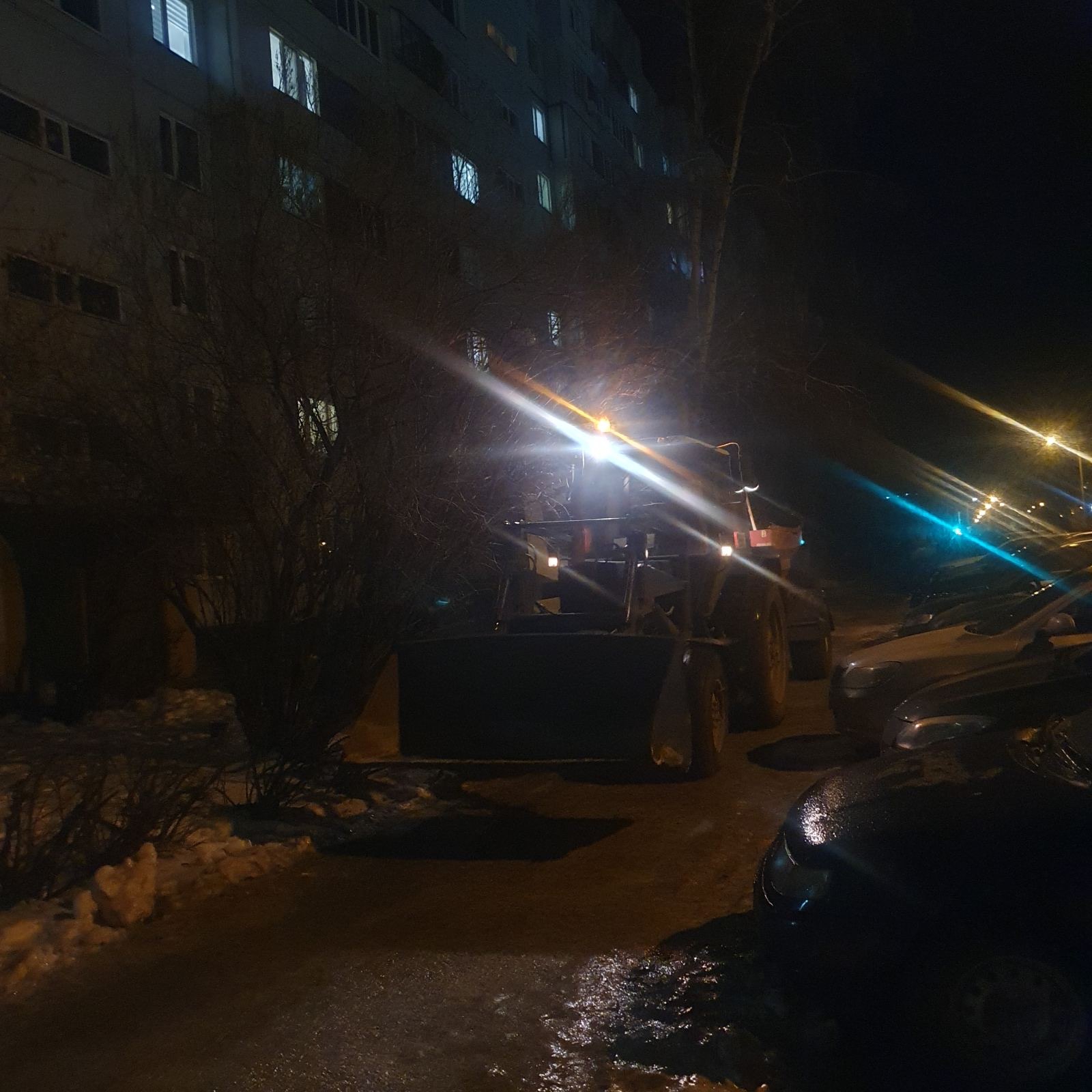 С тротуаров Ульяновска продолжается удаление наледи.