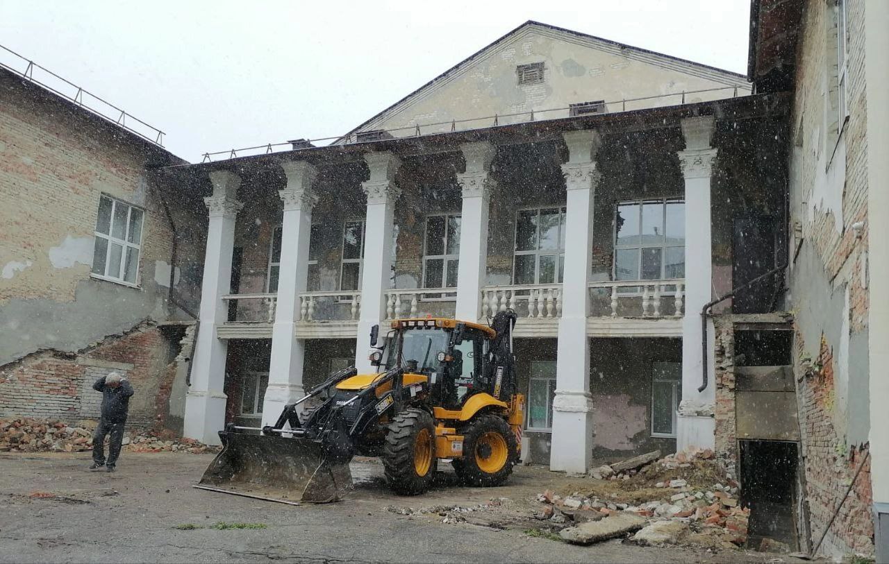 В Засвияжском районе Ульяновска ремонтируют фасад дома культуры «Строитель».