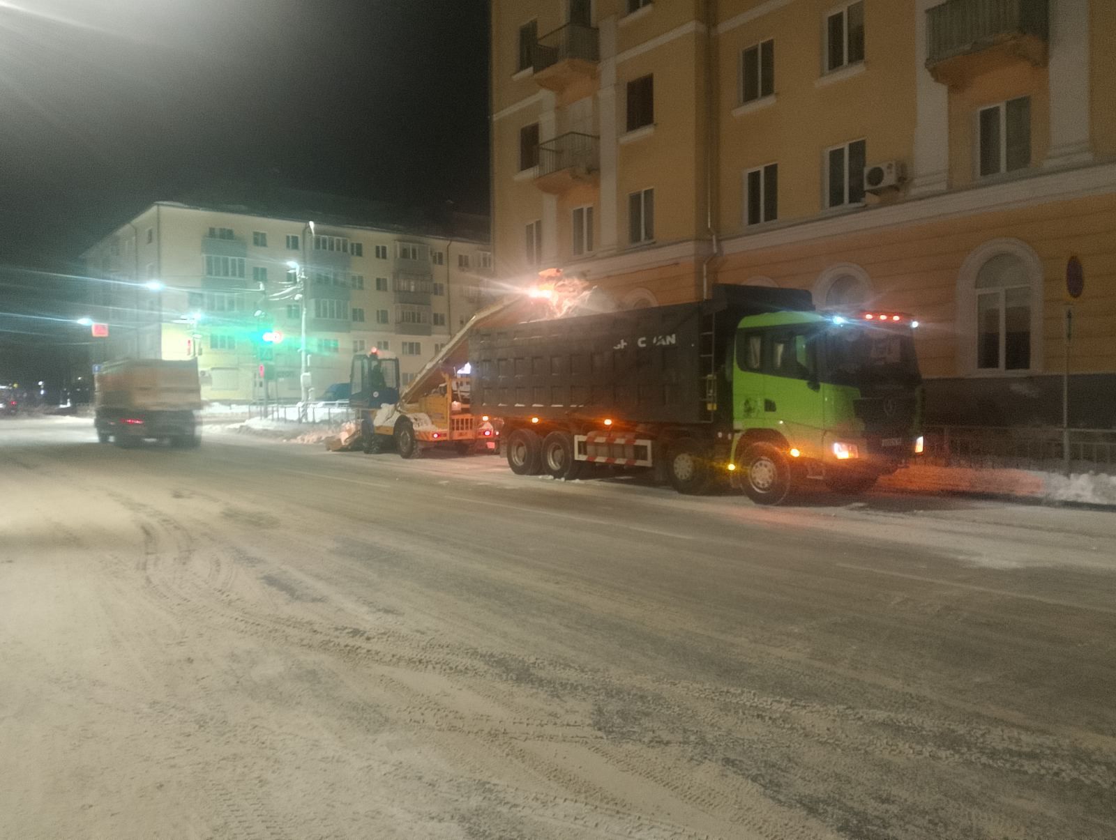 С ульяновских дорог вывезено ещё 135 самосвалов снега.