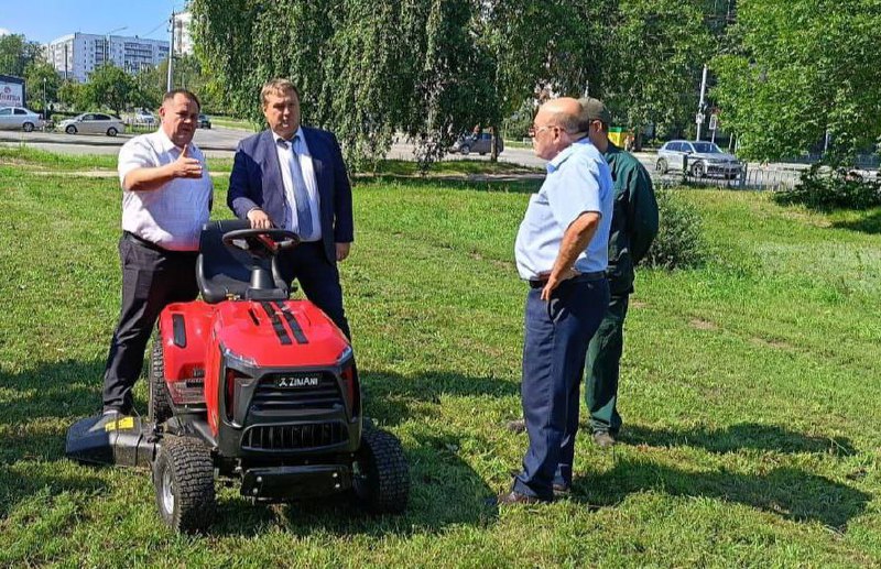 В Ульяновске для покоса травы начали использовать мини-тракторы.