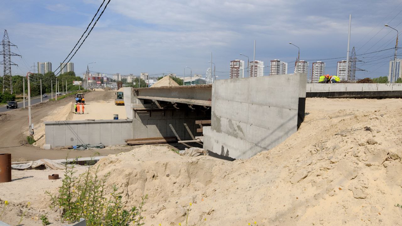 В русле Свияги приступают к сооружению свай под фундамент двух последних опор «минаевского» моста.