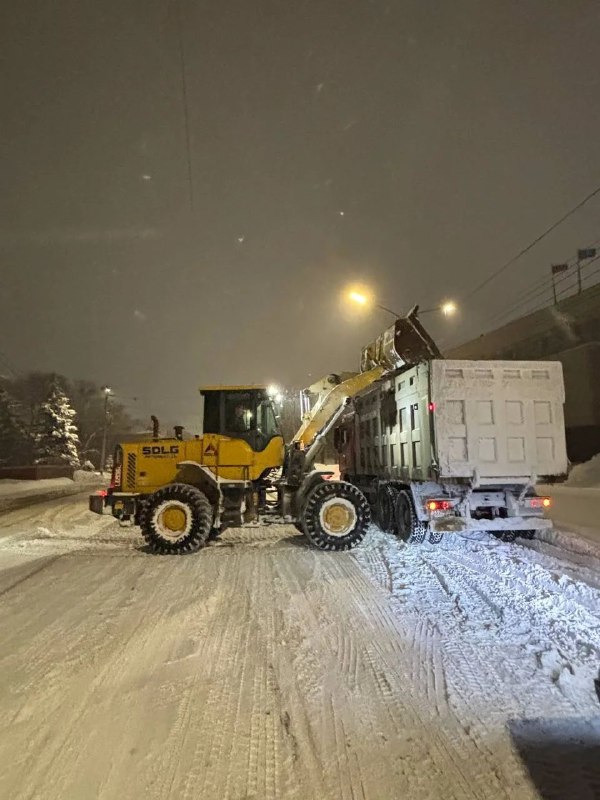 Ночью в Ульяновске вывозили снег, расширяли дороги и очищали улицы частного сектора.