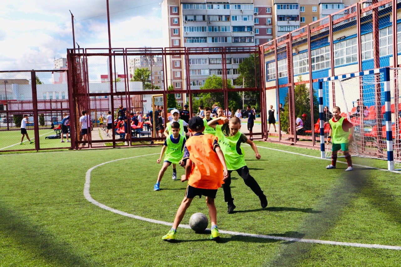 Дворовые команды и воспитанники спортивных учреждений сошлись в состязании по мини-футболу.