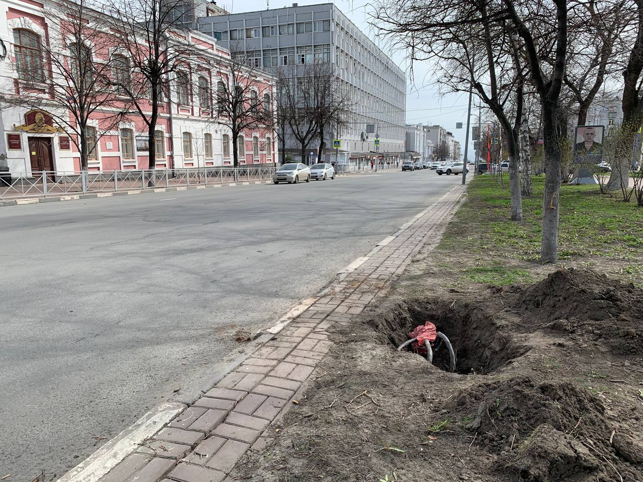 На улице Гончарова меняют опоры освещения.