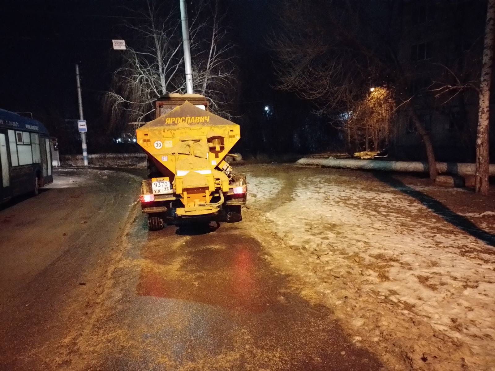 Городские службы Ульяновска устраняют последствия второго ледяного дождя.
