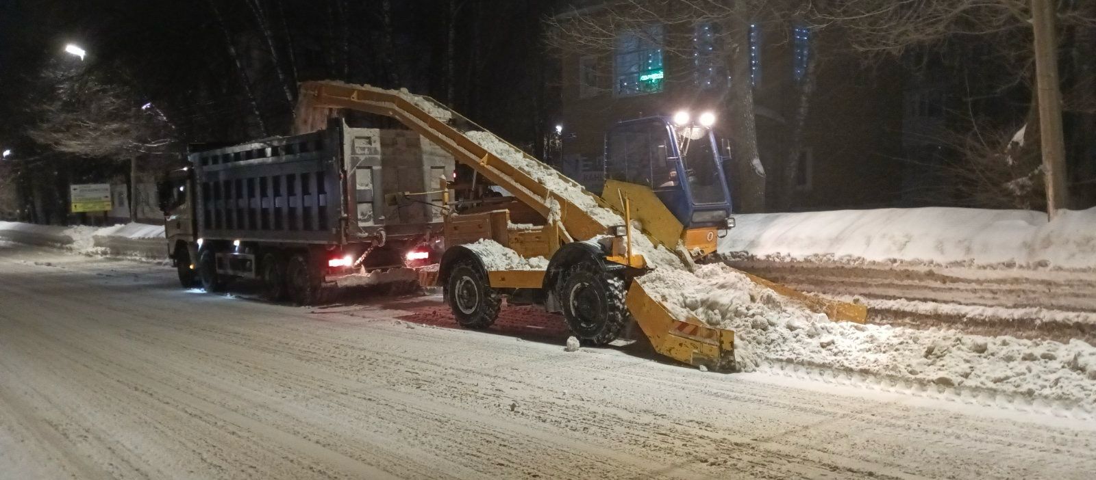 Ульяновские дорожники продолжают наращивать темпы вывоза снега.