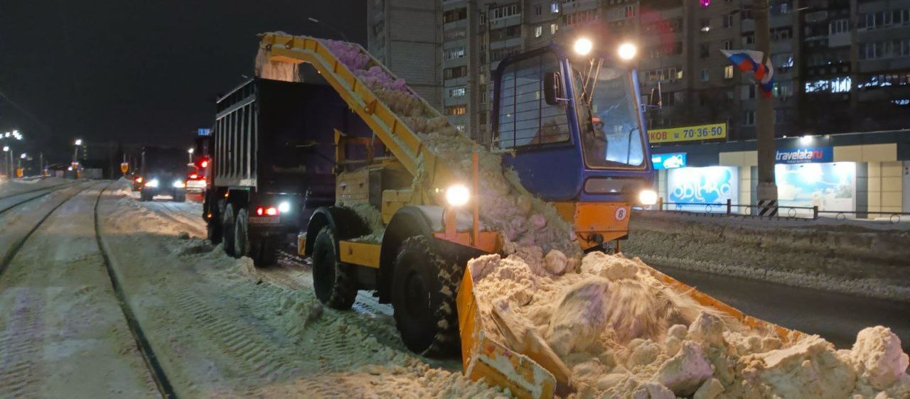 В Ульяновске в усиленном режиме продолжается вывоз снега с городских улиц.