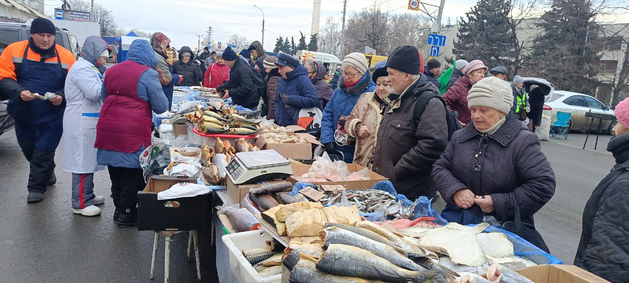 Ярмарочная торговля на улице Минаева ведётся со 168 машин.