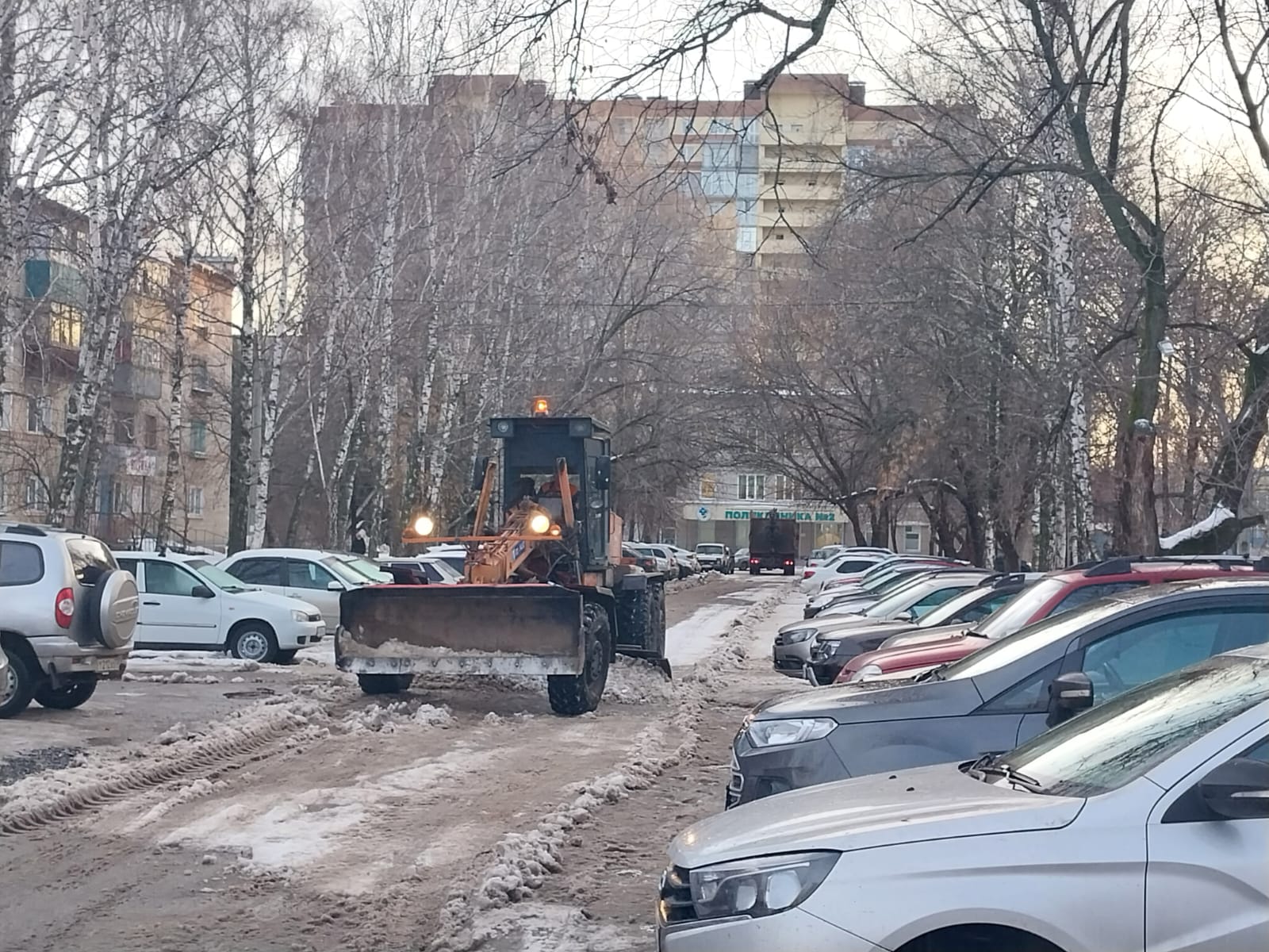С начала обильных снегопадов ульяновские дорожники использовали свыше 1800 тонн противогололёдных материалов.