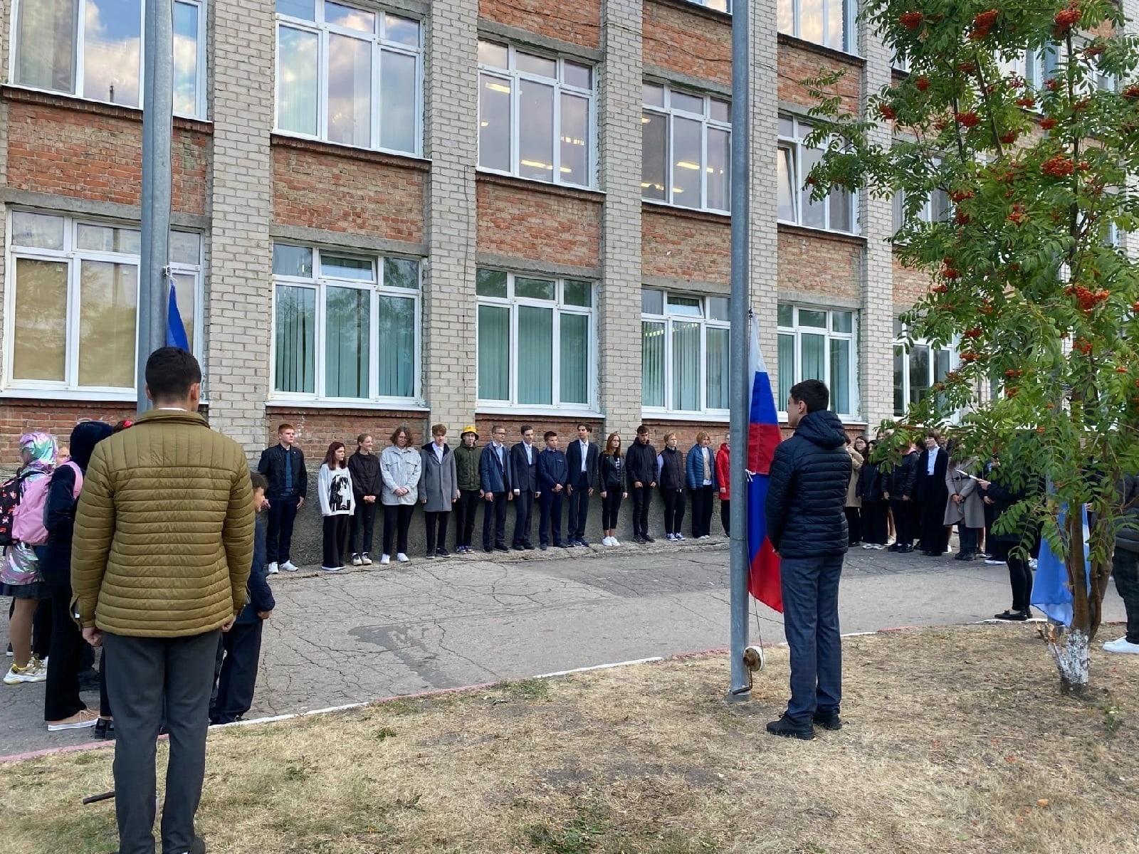 Поднятие флага, гимн и «Разговоры о важном»: в школах Ульяновска стартовала первая учебная неделя.