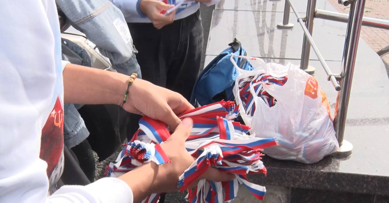Ульяновским водителям раздают ленточки в цветах флага России.
