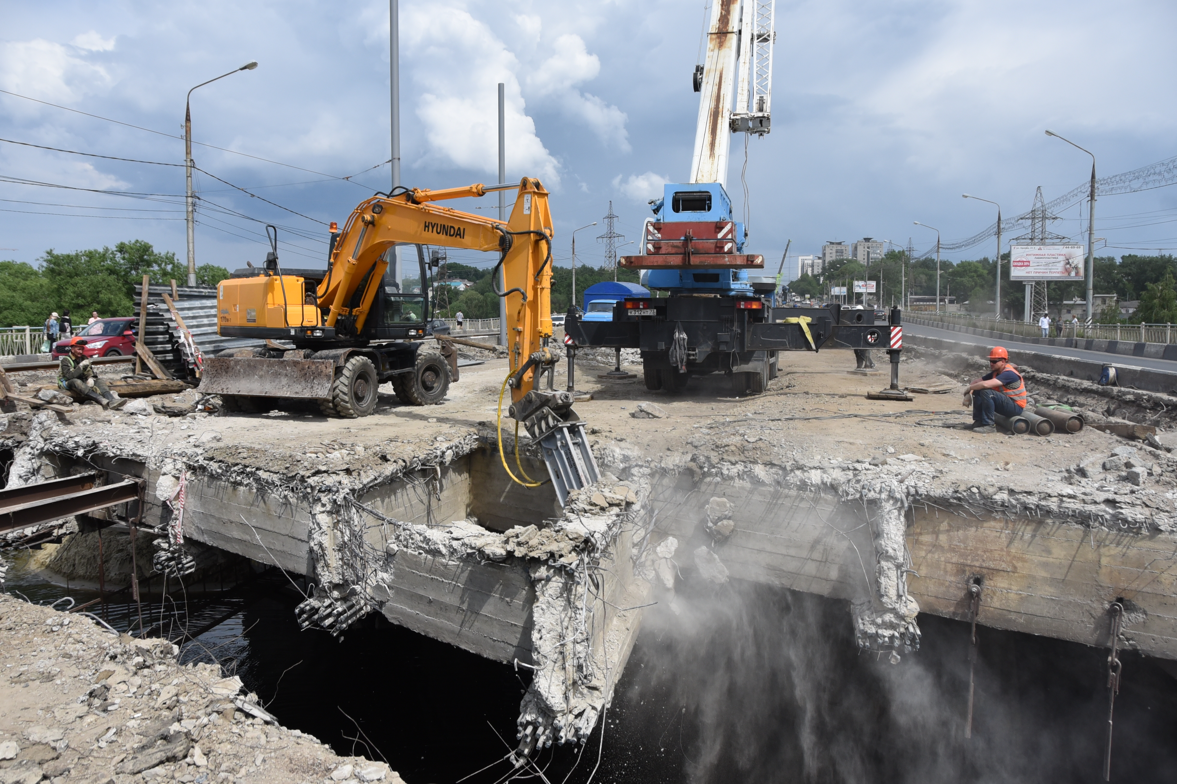 100 кубометров железобетона: продолжается демонтаж средней части моста на Минаева.