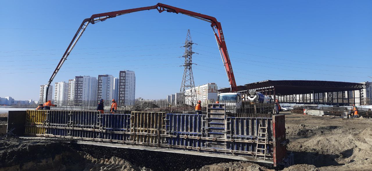 На мосту в створе улиц Шевченко и Смычки завершают бетонирование восьмой опоры.