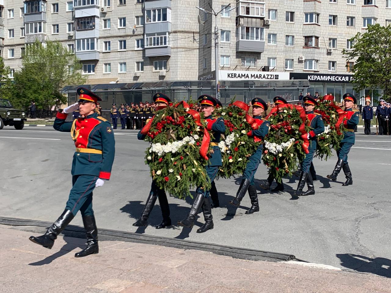 В День Победы в Ульяновске возложили цветы к Вечному огню.