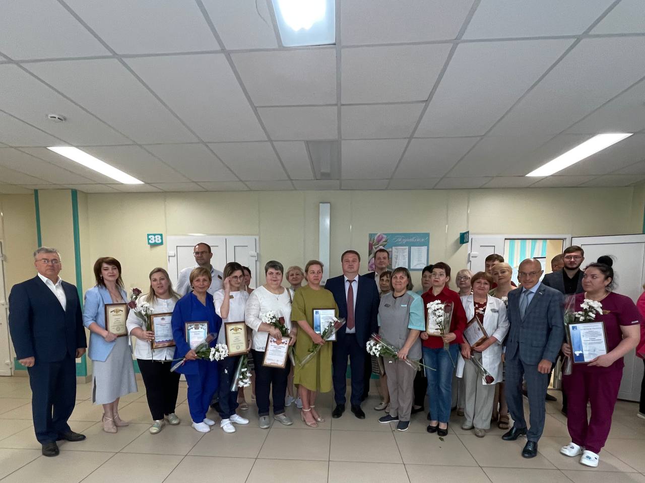 Медработникам Ульяновской области вручили награды в преддверии профессионального праздника.