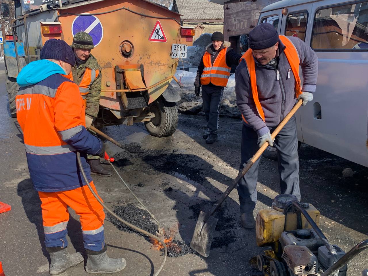 В Ульяновске проводится ямочный ремонт дорог холодным асфальтом.