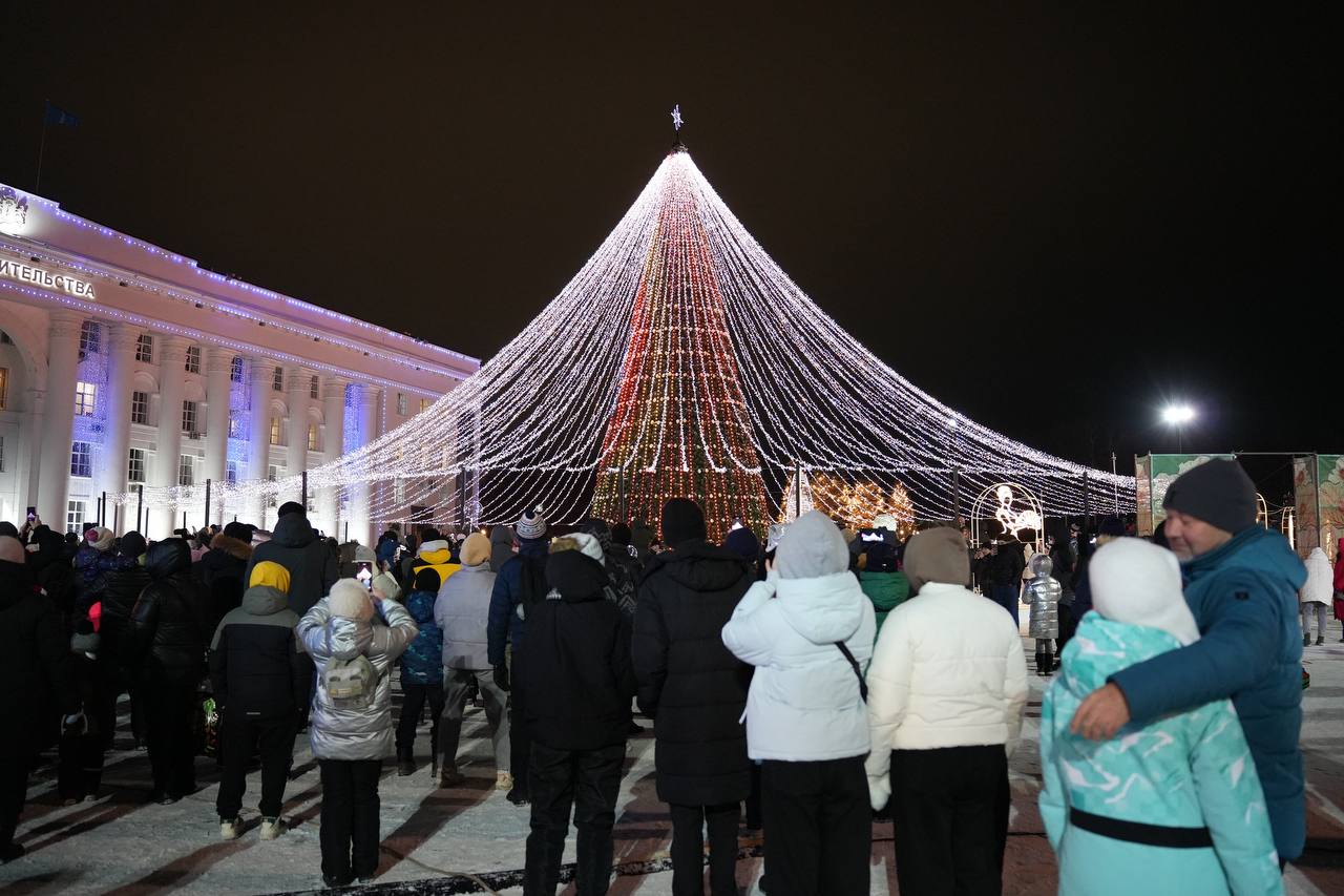 Больше 12 тысяч человек приняли участие в открытии новогодней программы на Соборной площади.