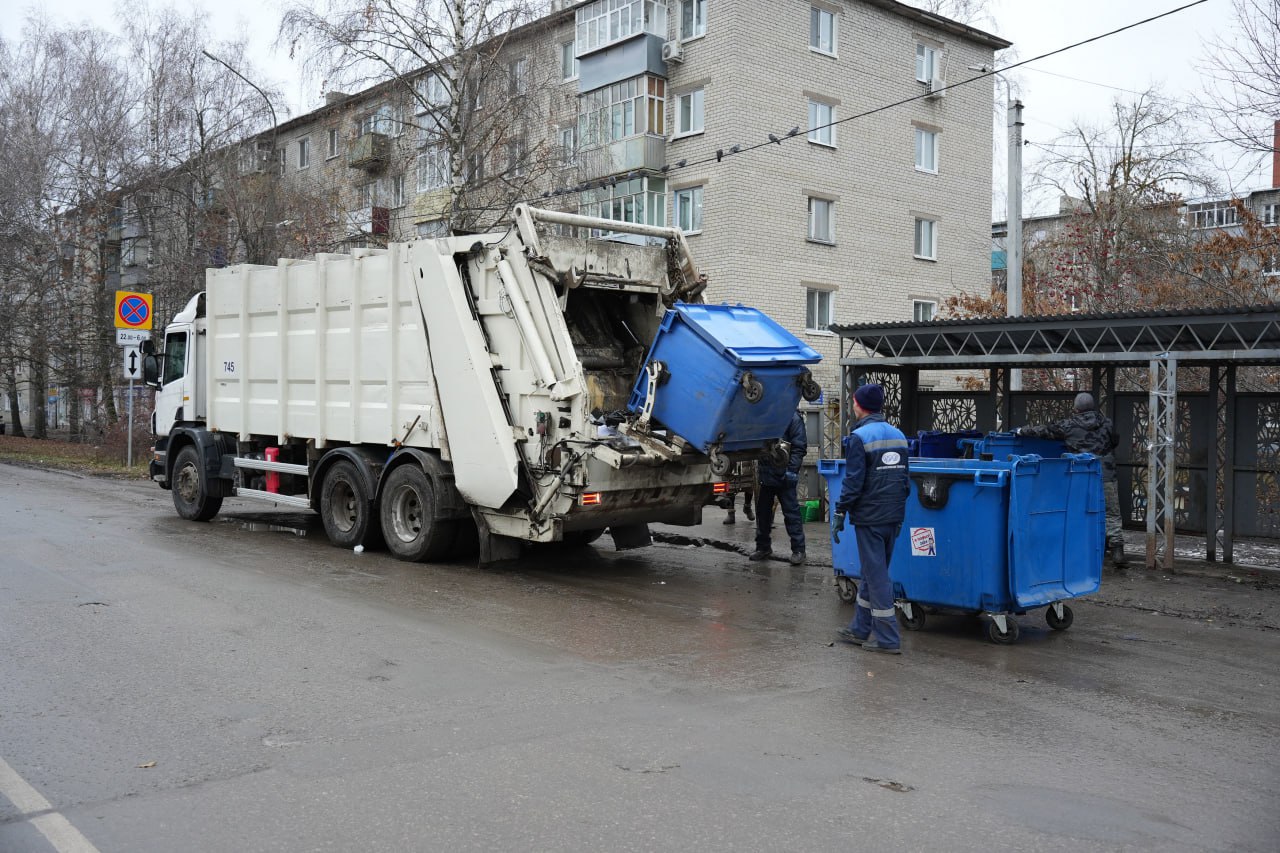 Ульяновцам напомнили, куда звонить в праздники, если мусор плохо вывозят .