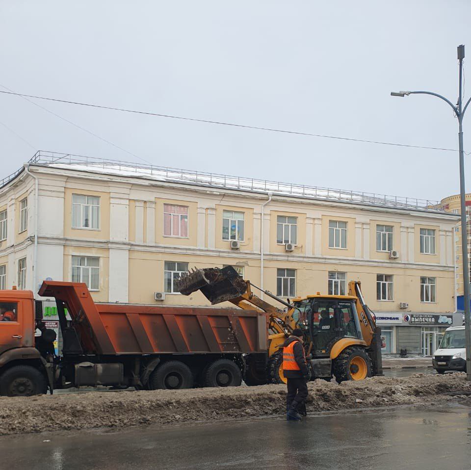 Днём 3 января в Ульяновске продолжается вывоз снега, очистка остановок и тротуаров.