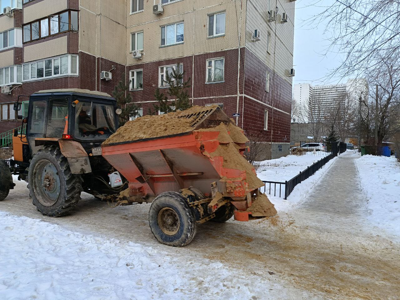 Глава Ульяновска Александр Болдакин потребовал от управляющих компаний усилить противогололедную обработку дворов.