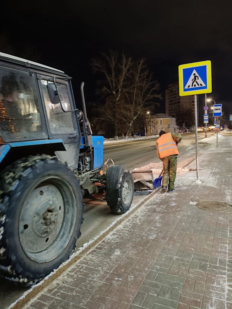 Ночью в Ульяновске вывозили снег с улиц Пушкарёва и Октябрьской.