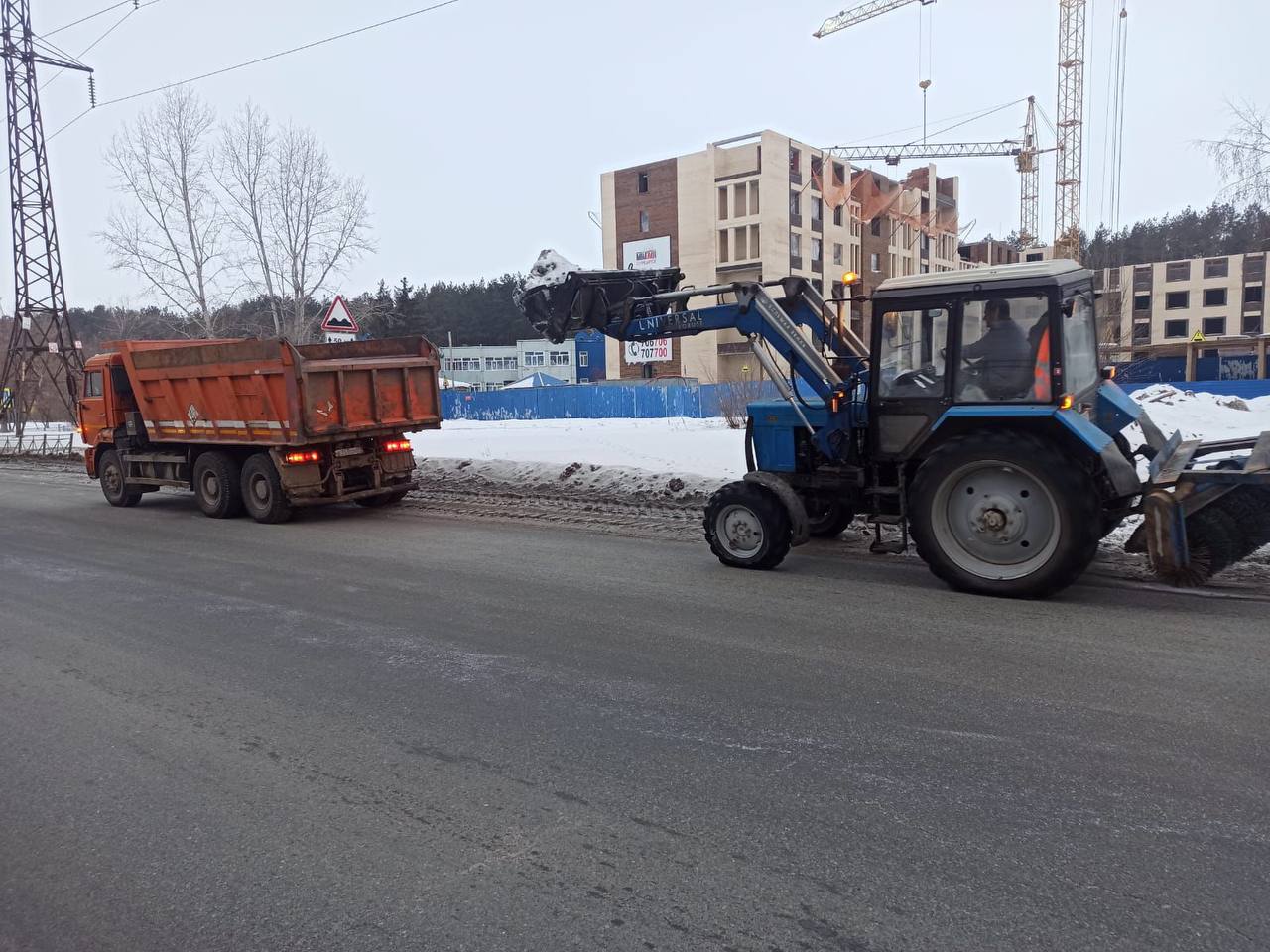В ночь на 25 января ульяновские улицы очищали от снега и наледи 59 единиц спецтехники.