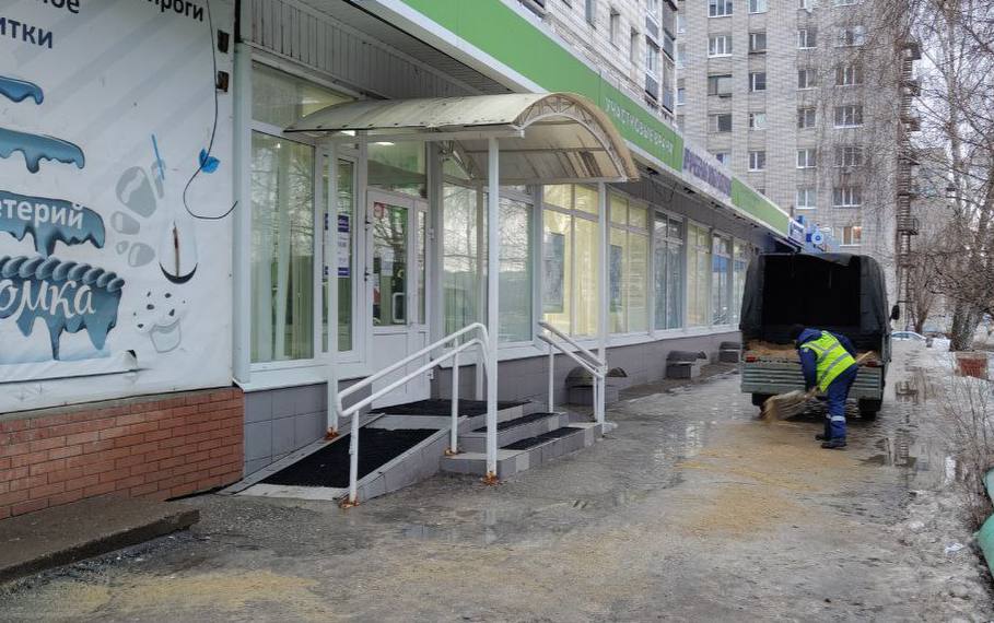 В Засвияжском районе обрабатывают тротуары от гололеда.