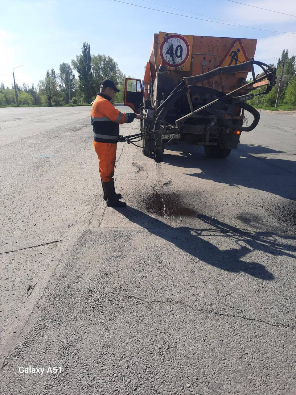 Ульяновские дорожники в выходные дни ремонтировали улицы и выполняли покос травы.
