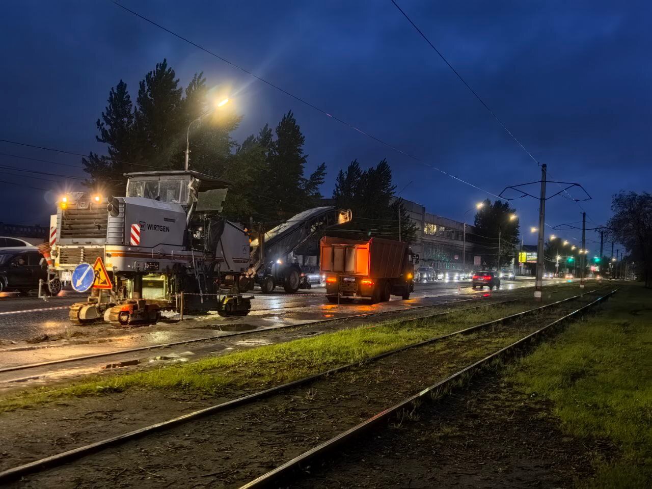 На Московском шоссе отфрезеровали старое покрытие проезжей части.