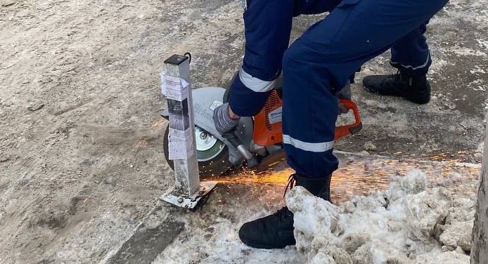 В Ульяновске демонтируют незаконно установленные ограничители парковки.