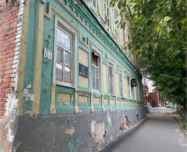 На улице Крымова начали ремонтировать фасад исторического здания.
