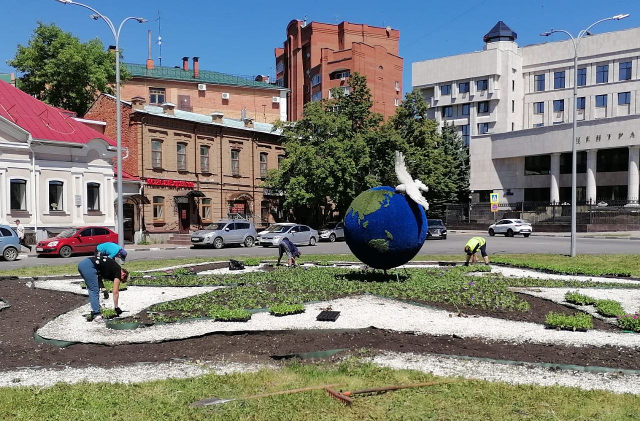 Городские озеленители украшают цветами улицу Гончарова.