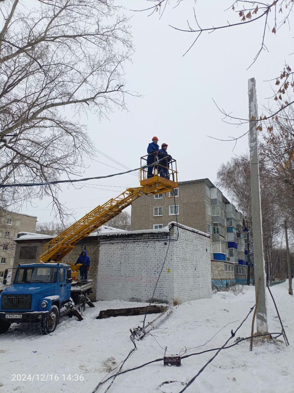 В Засвияжском районе установили новую опору ЛЭП взамен снесённой.