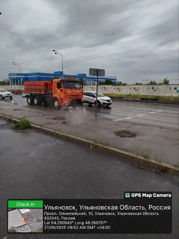 В Ульяновске в выходные дни городские службы косили траву и мыли  тротуары с дорогами.