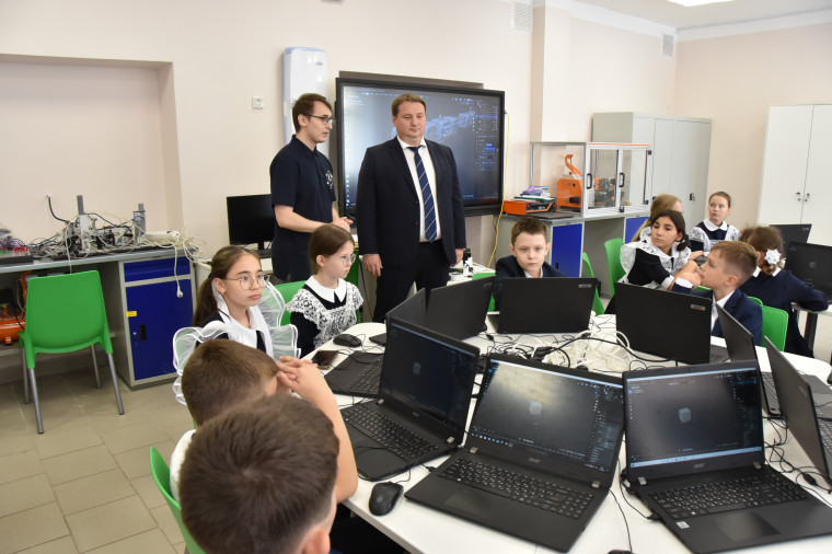 В ульяновской гимназии №34 прошли познавательные мероприятия, посвященные Дню программиста.