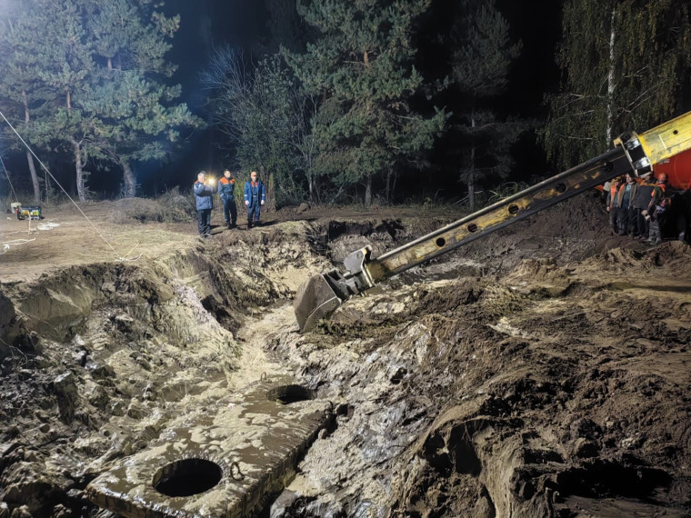 В Ульяновске устраняют порыв на магистральном водоводе.